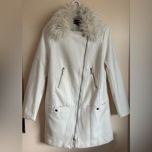 💜 H&M White Faux Fur Collar Asymmetrical Zip Coat
💜💜💜
